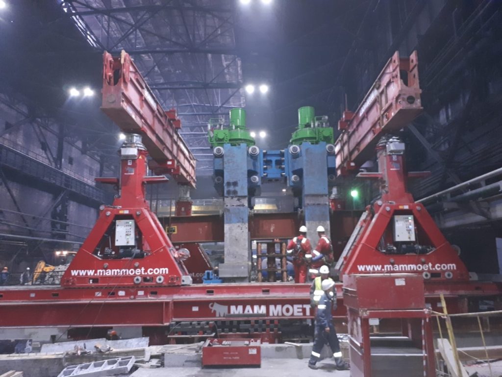 Hydraulic lifting system positioning heavy industrial machinery